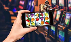Antarmuka Domino QQ di platform kudaemas menampilkan meja permainan dengan pemain dan kartu